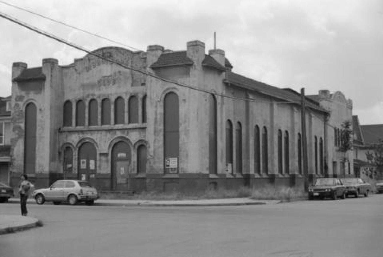 1948 年后旧会堂外立面挂着 Vancouver Boys and Girls Club 标识，建筑改为青少年活动中心运营