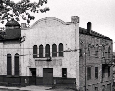 1911 年 B'nai Yehuda 木结构会堂，位于 510 Heatley Avenue，后被移到地块后方作为宗教学校