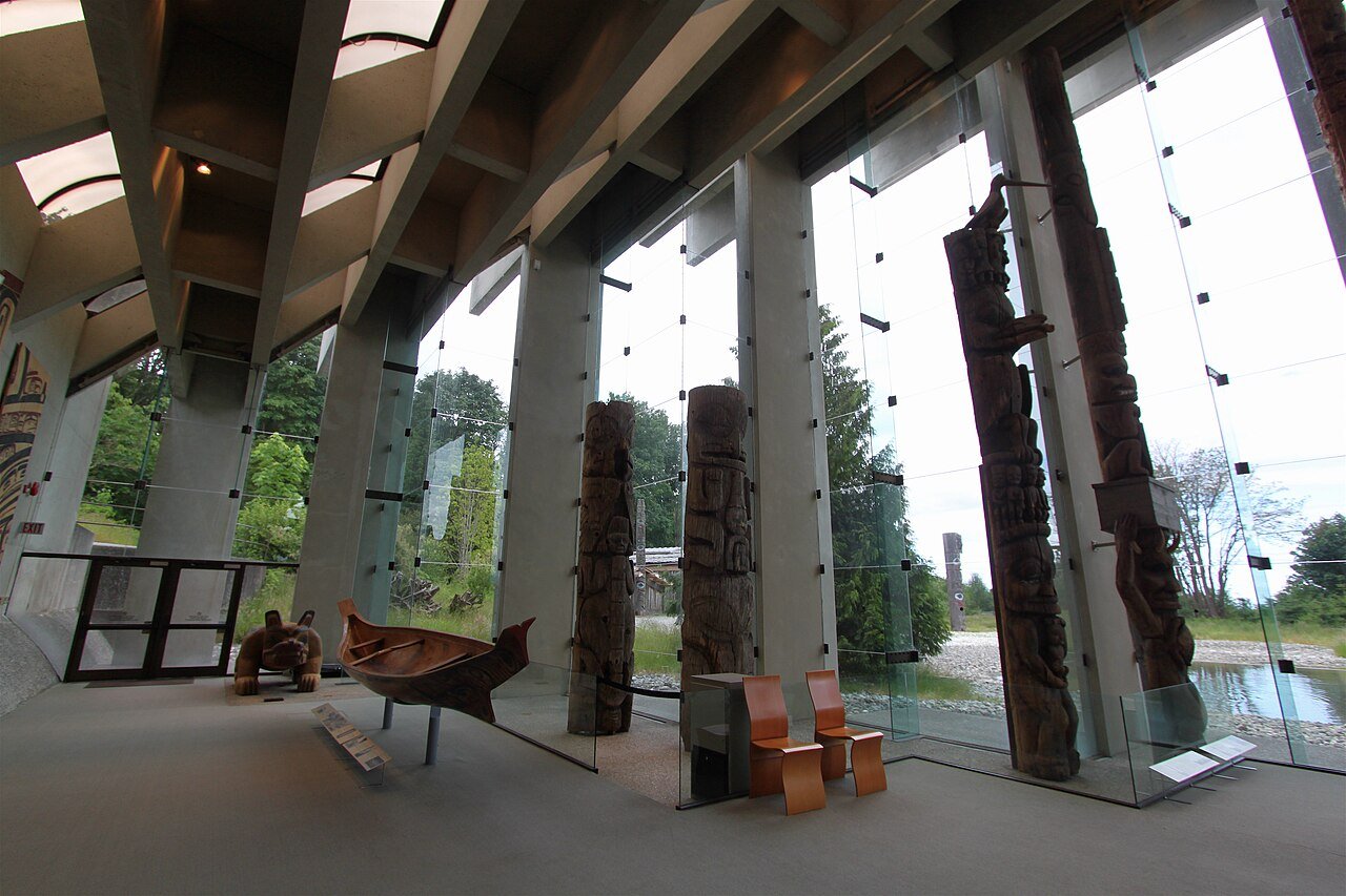 Great Hall 混凝土柱梁、大型木柱和玻璃墙并置