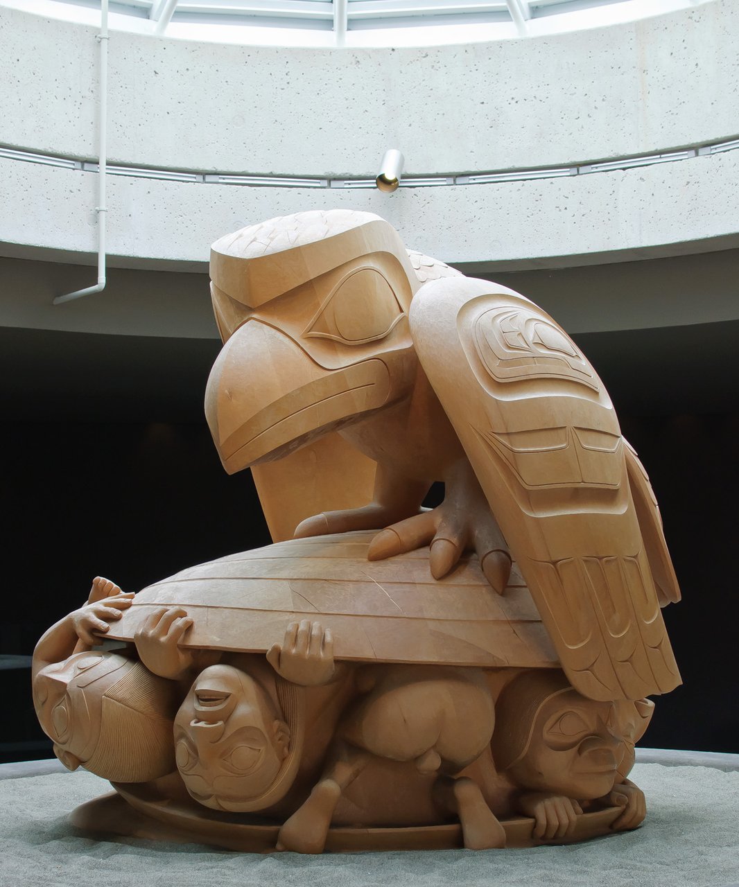 Bill Reid 的 The Raven and the First Men 在 MOA 内部展示