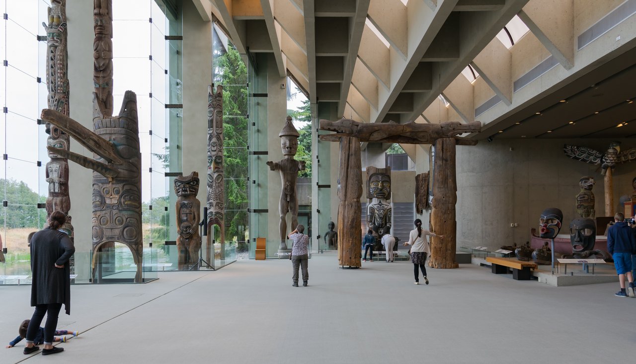 MOA 建筑外观：混凝土和玻璃轮廓坐落在悬崖边