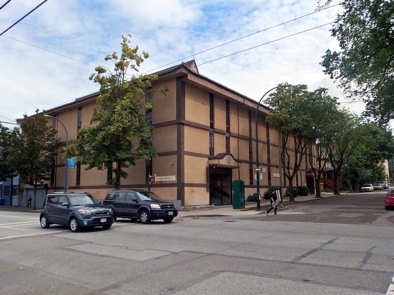 Vancouver Buddhist Church 外观，1979 年建成的混凝土平顶建筑