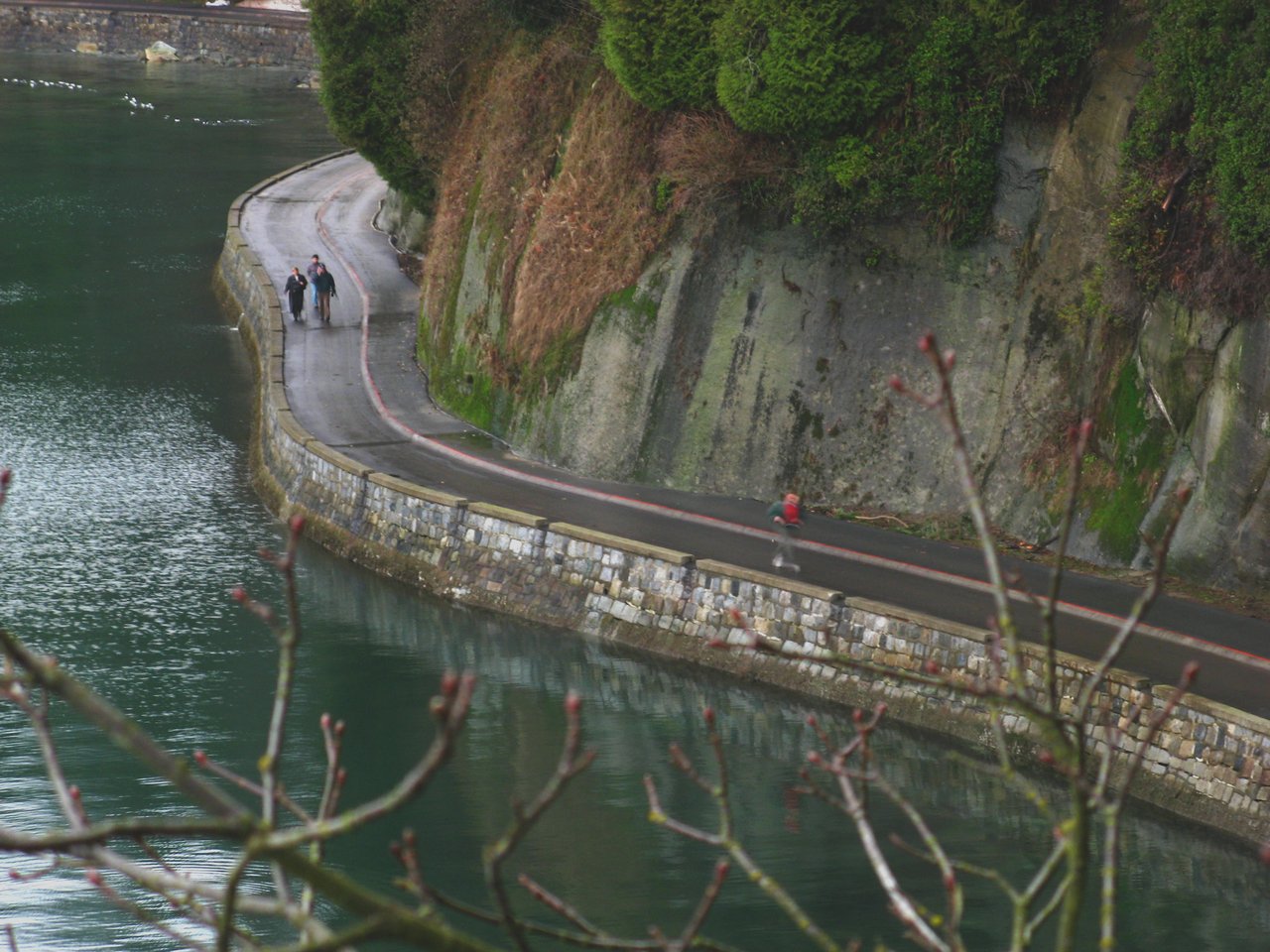 Stanley Park 段 Seawall 石砌海堤，不同年代的石材尺寸、砂浆颜色和接缝宽度在砌体上留下年代标记