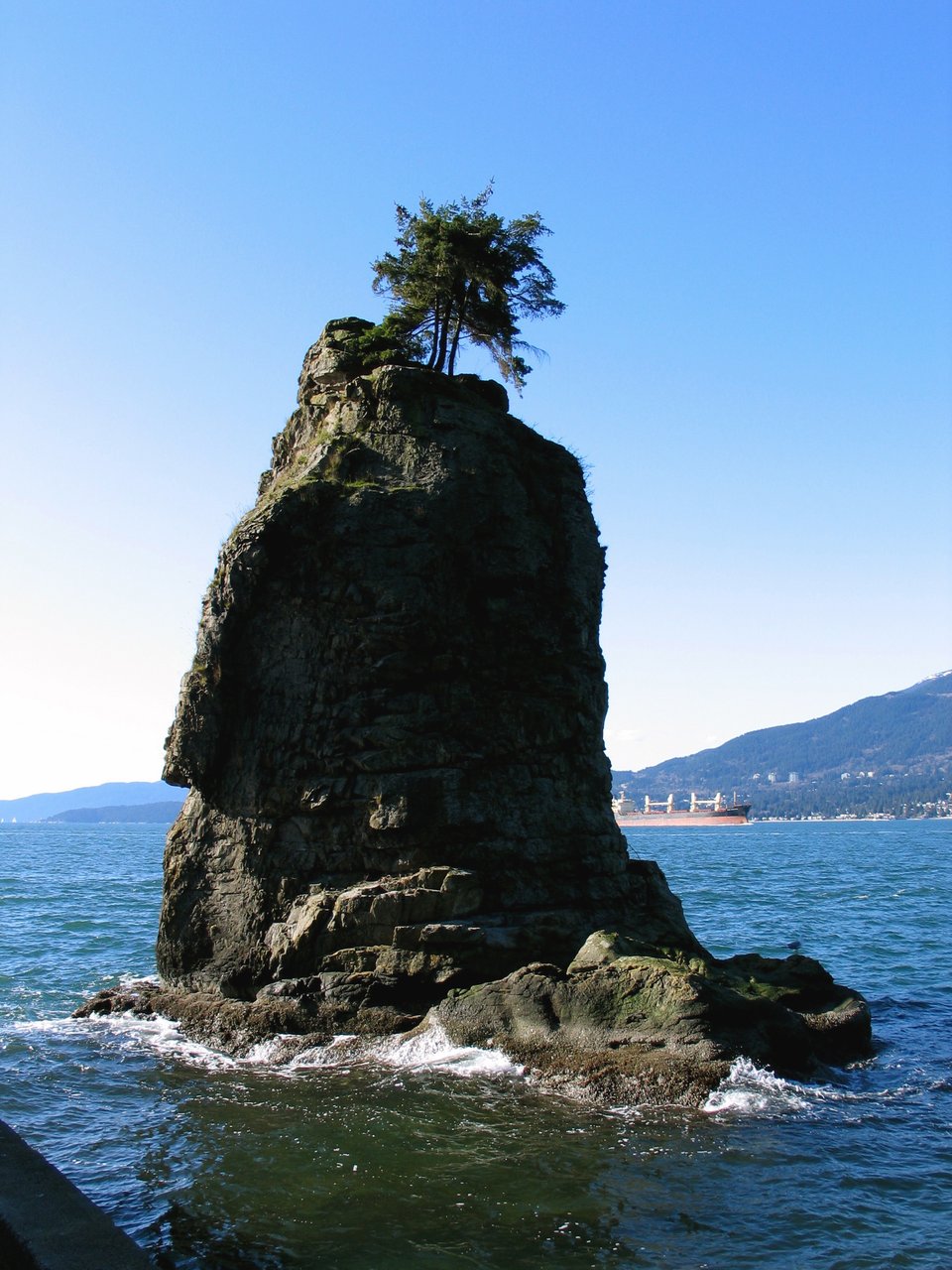 Siwash Rock 海蚀柱与 Seawall，Cunningham 纪念铭牌嵌在附近崖壁上，他和妻子的骨灰安葬于此