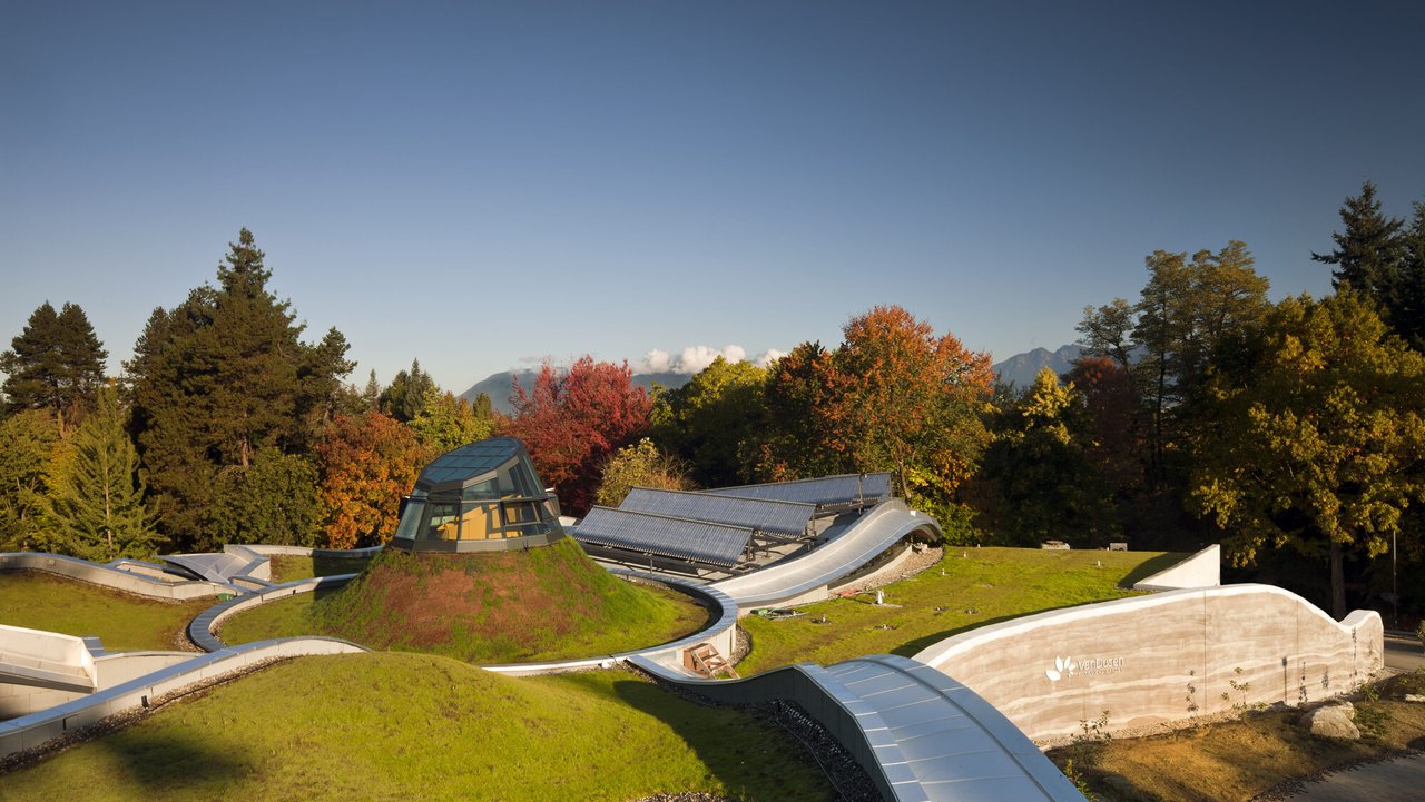 VanDusen Visitor Centre 绿屋顶和雨水花园景观，朝西花瓣覆盖耐旱植被，建筑周围设低洼种植区和雨水渗透区
