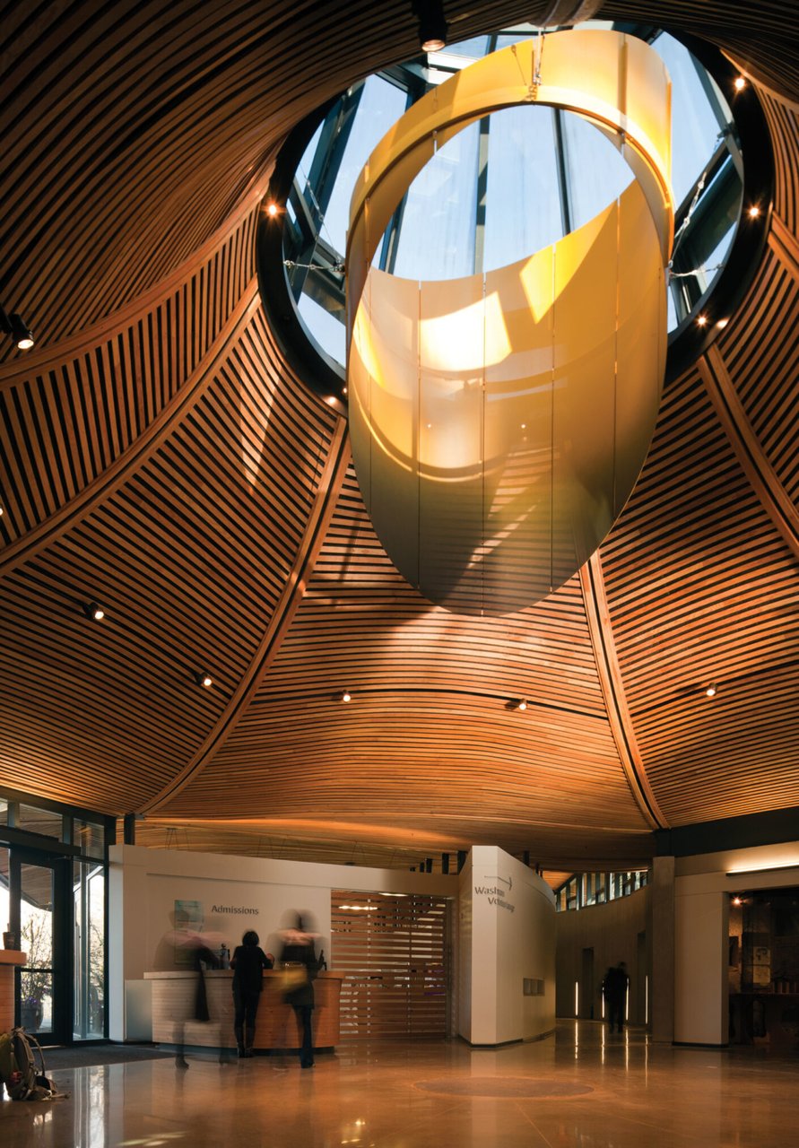 VanDusen Visitor Centre 太阳能烟囱竖向特写，从 Oculus 下方拍摄的可开合玻璃顶盖和铝制散热片