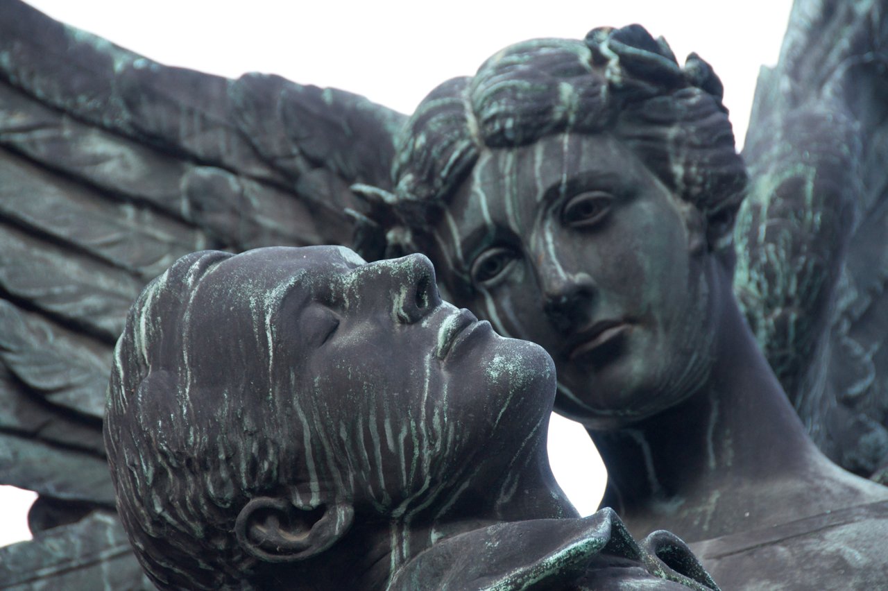 Angel of Victory 青铜雕塑，天使托起倒下的士兵，位于 Waterfront Station 大厅内左侧