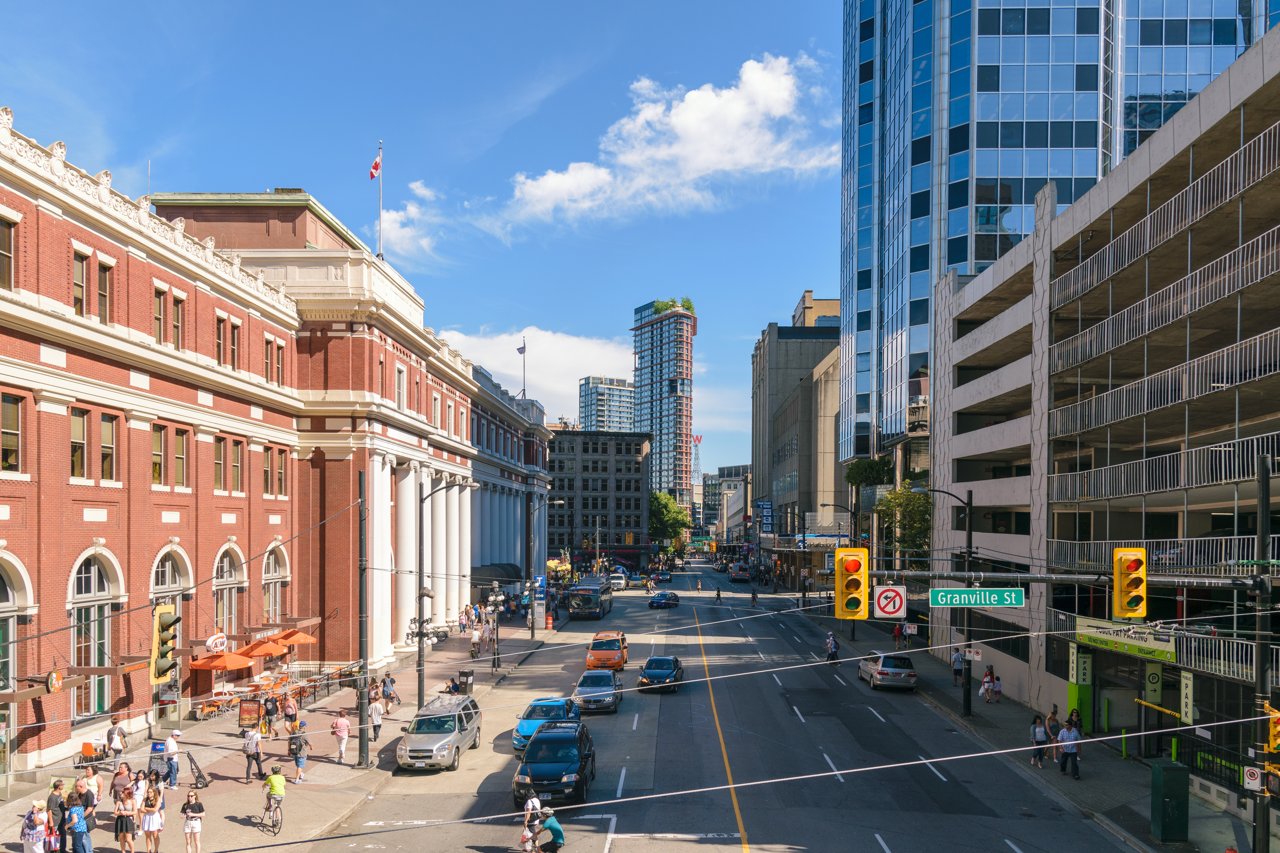 Waterfront Station 南立面，对称红砖建筑前立着白色 Ionic 石灰柱阵，面朝 Cordova Street，1914 年建成