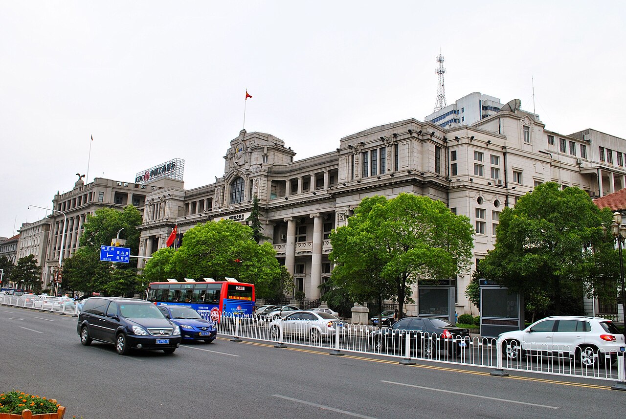 沿江大道上的银行建筑群外景，麻石墙面的银行大楼一字排开