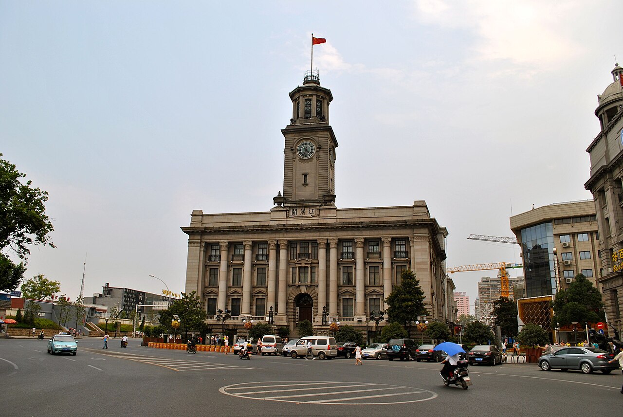 汉口的江汉关大楼外景，可见钟楼与科林斯柱廊