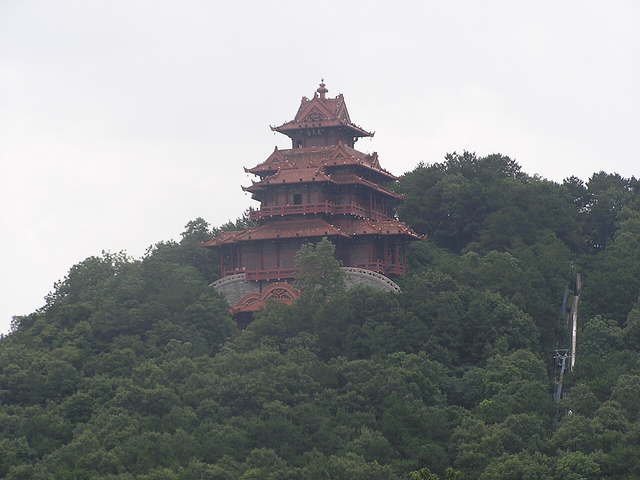 磨山上一座宝塔，东湖绿道从山下穿过