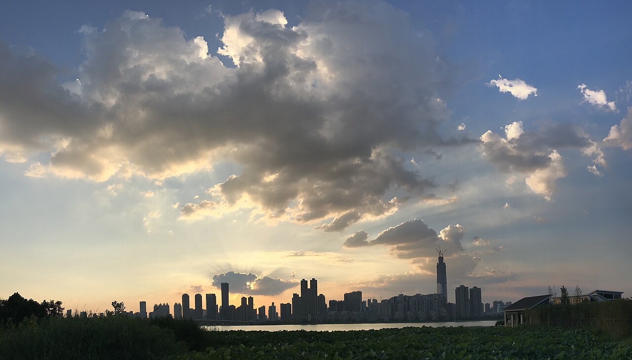 武汉天际线，远眺东湖和武昌城区