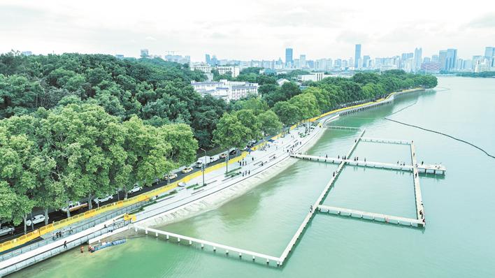 俯瞰东湖绿道，湖面开阔、绿道蜿蜒