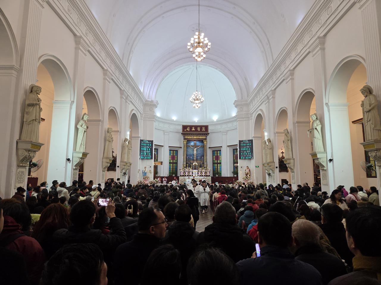 汉口圣若瑟主教座堂正立面：一对罗马式圆形塔楼钟楼
