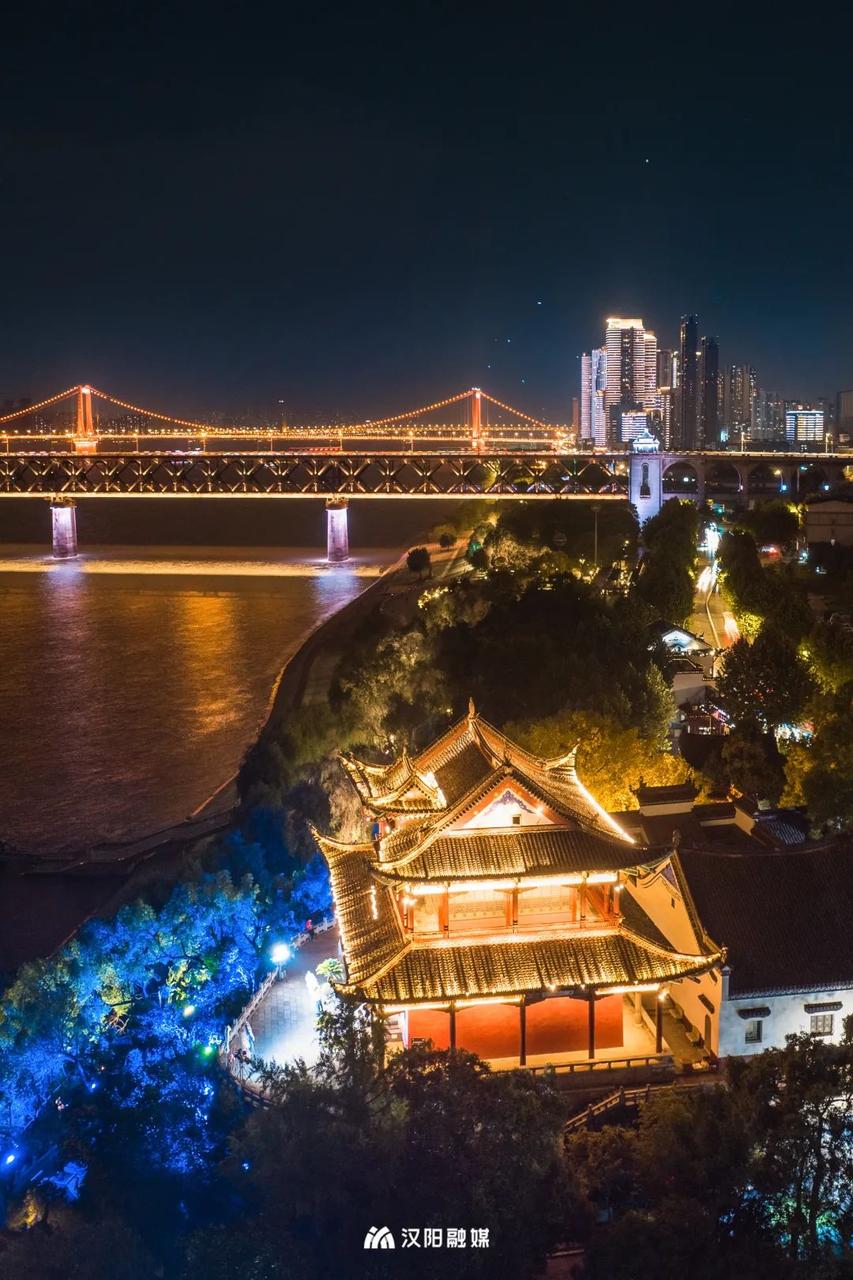 夜色中晴川阁与长江大桥同框