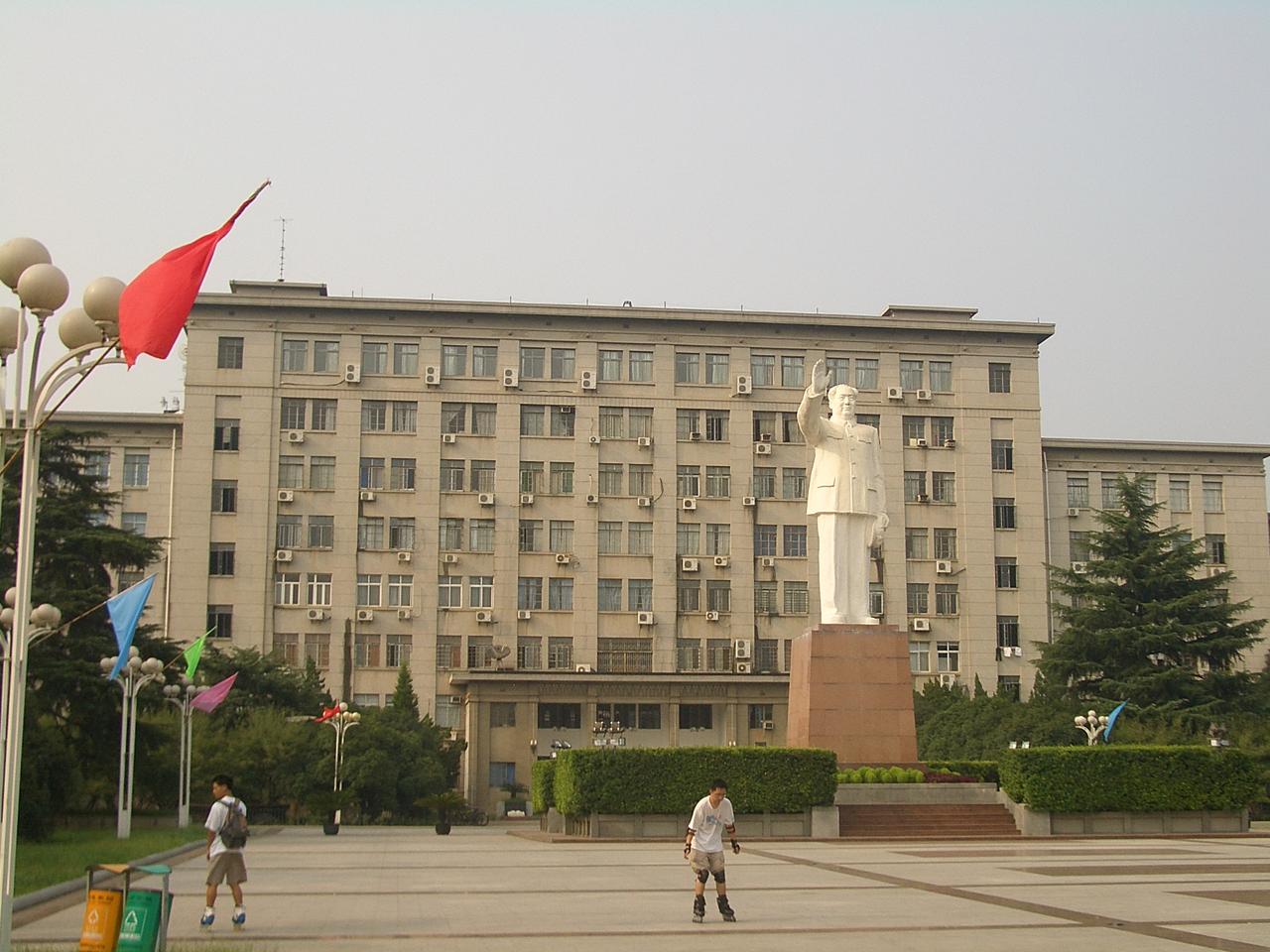 毛主席像与南一楼，构成华科校园中轴线的起点