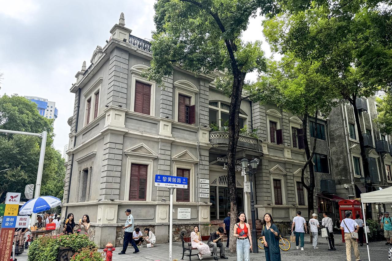 华俄道胜银行旧址：文艺复兴风格银行建筑，正面严格对称