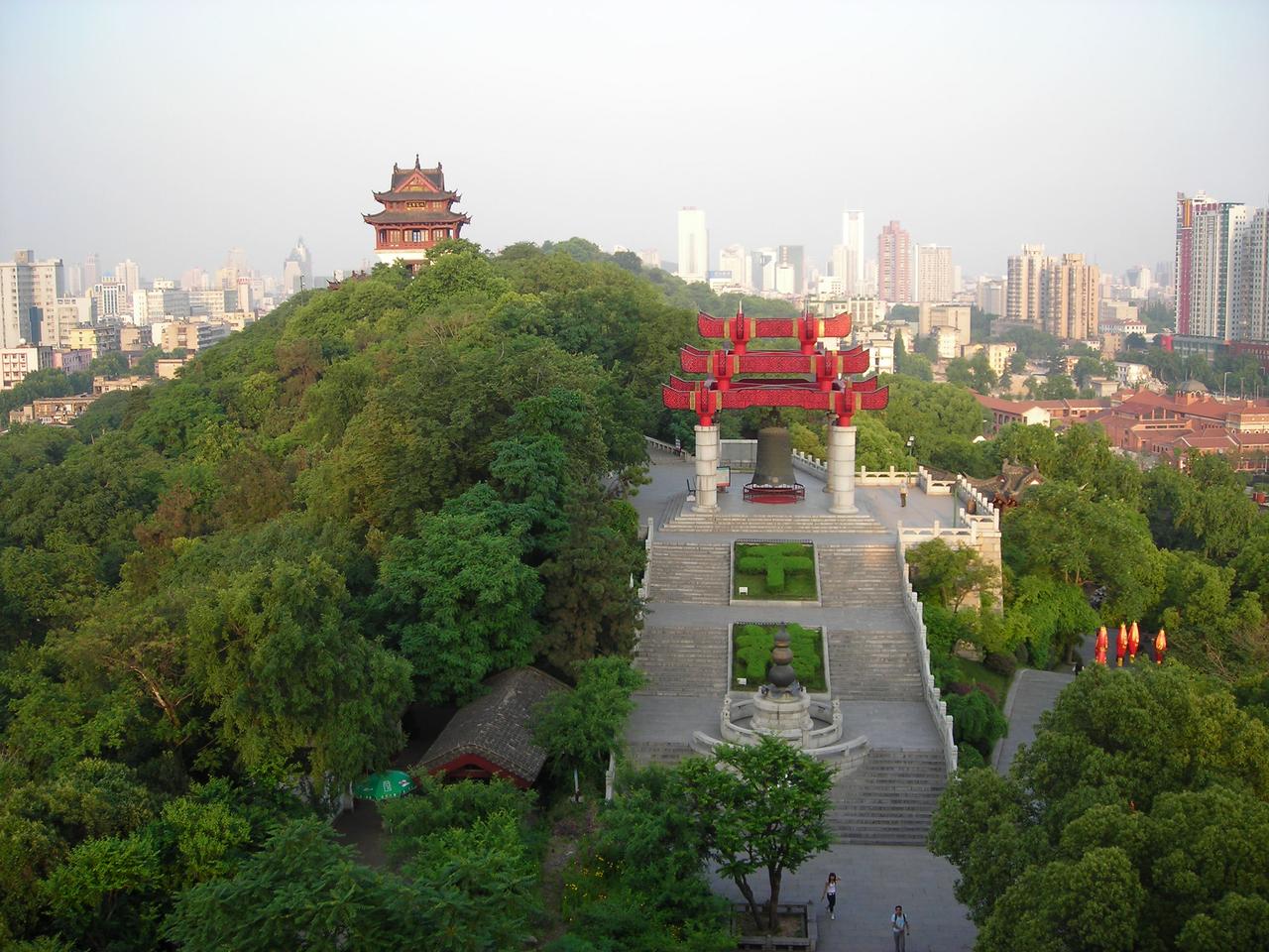 蛇山山脊从黄鹤楼向武昌城区的延伸
