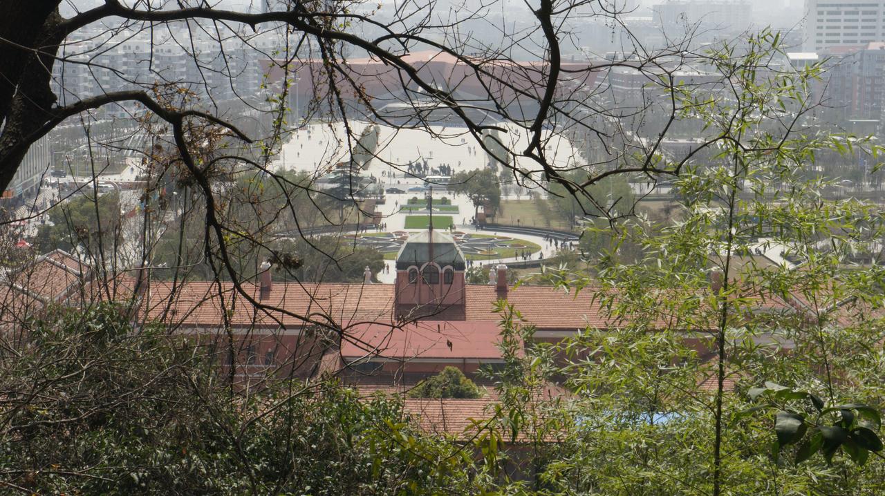 从蛇山俯瞰鄂军都督府全景,可见主楼建筑群和阅马场