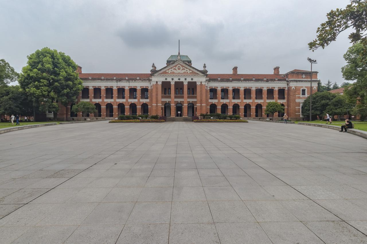 武昌起义军政府旧址正面,可见红砖外墙、列柱门廊和圭字形望楼