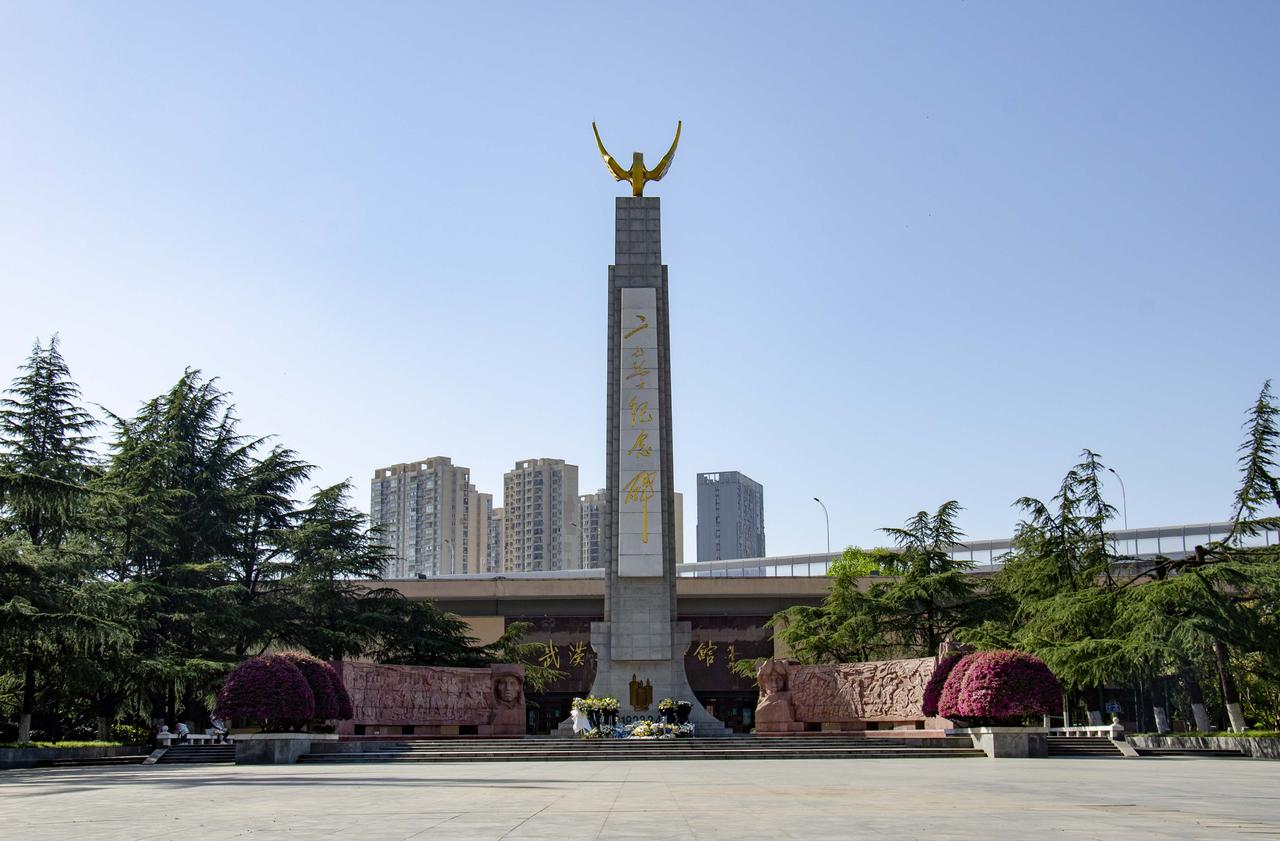 武汉二七纪念馆及二七烈士纪念碑全景
