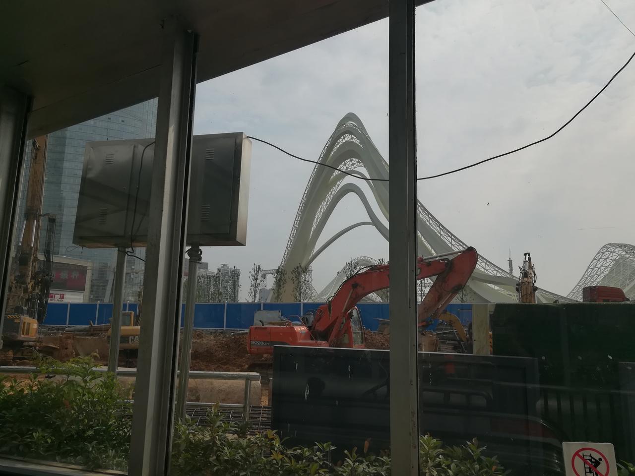 光谷广场综合体施工期间的转盘全景