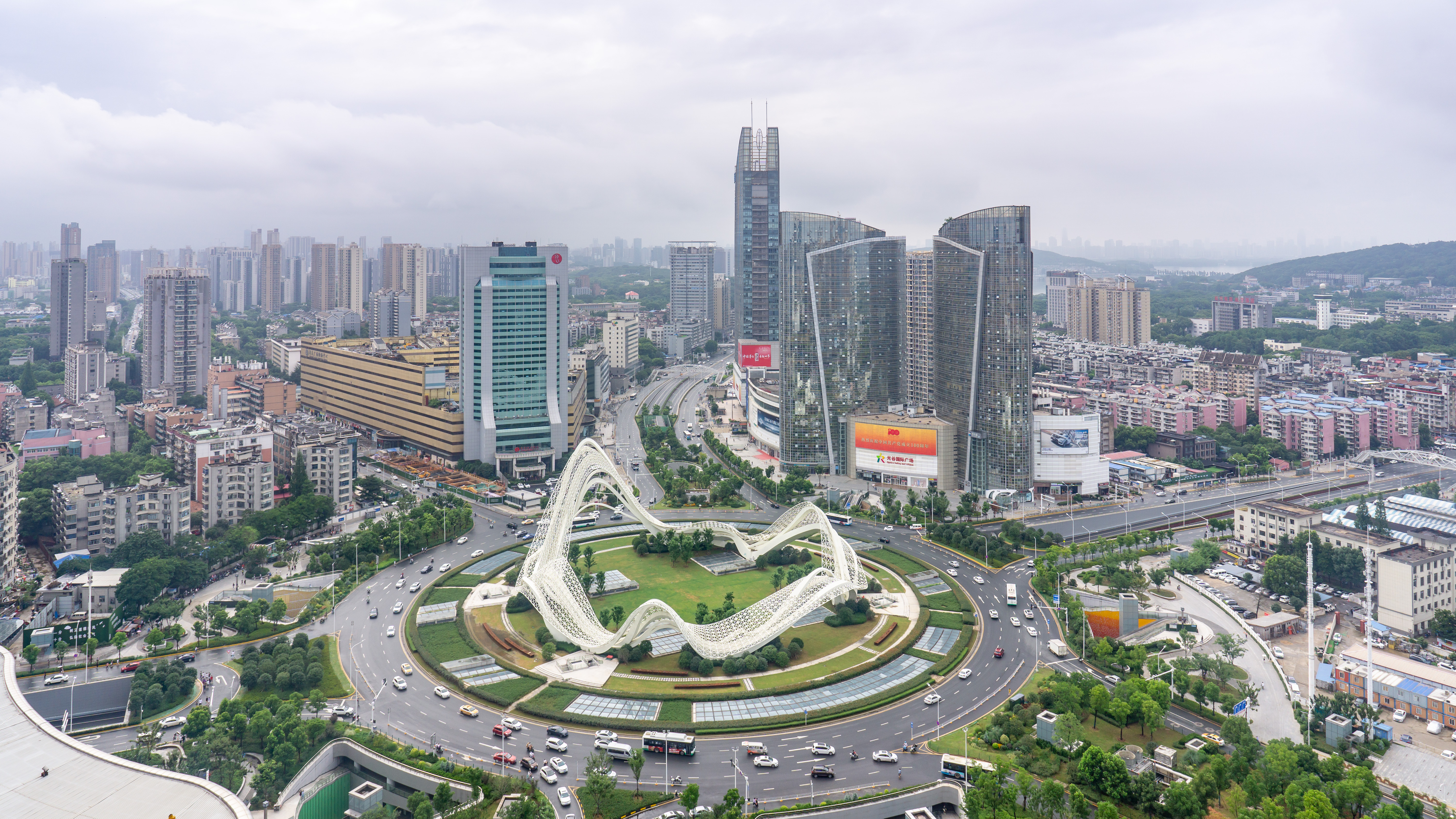 光谷广场2021年航拍，星河雕塑位于环岛中央