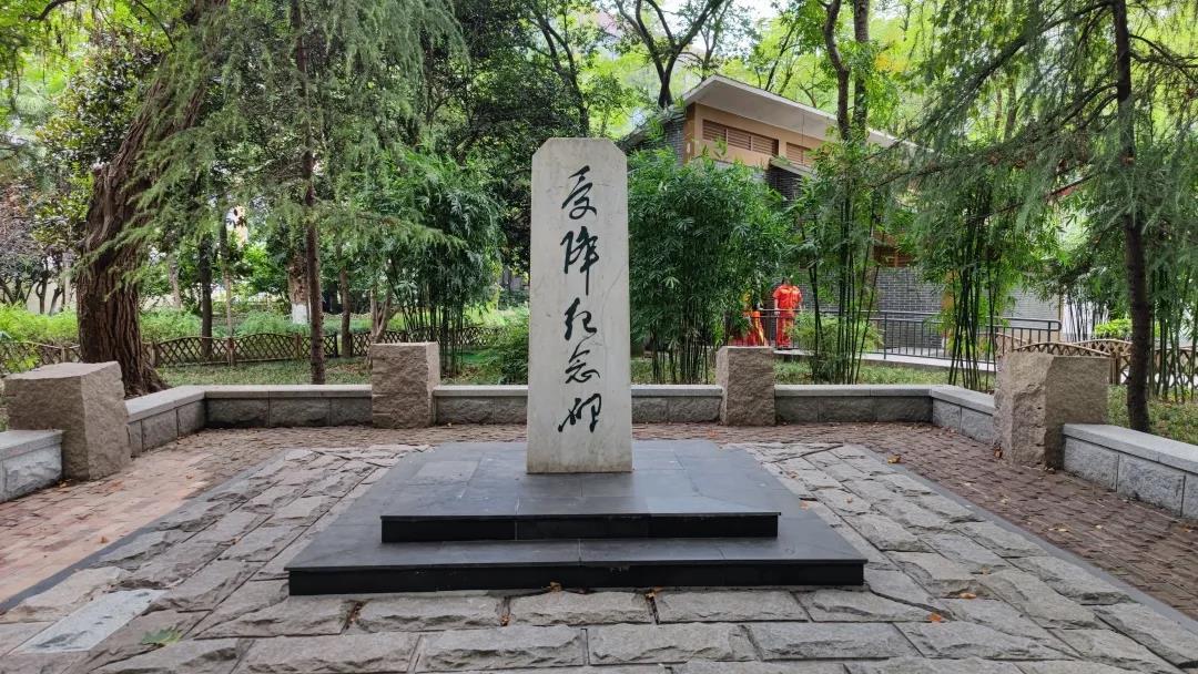 受降纪念碑:汉白玉石碑,刻有孙蔚如题写的受降碑文