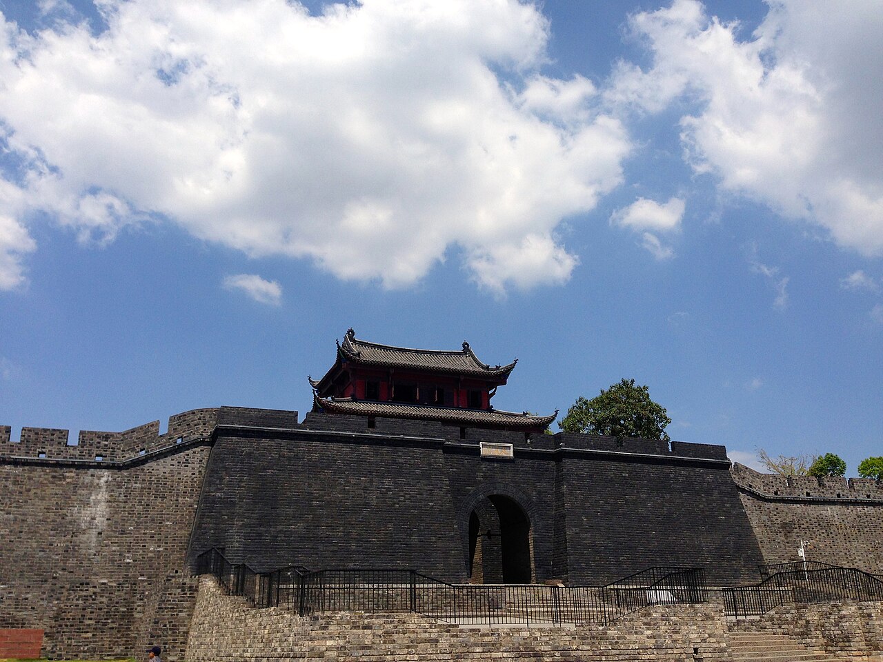 起义门城楼正面