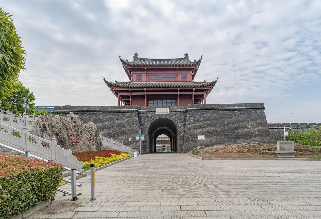 起义门北面公园环境