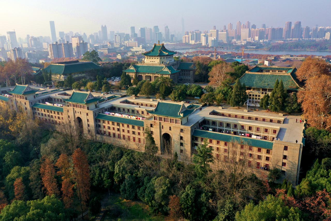 武汉大学樱花城堡（老斋舍）远景：琉璃瓦屋顶与远处城市天际线