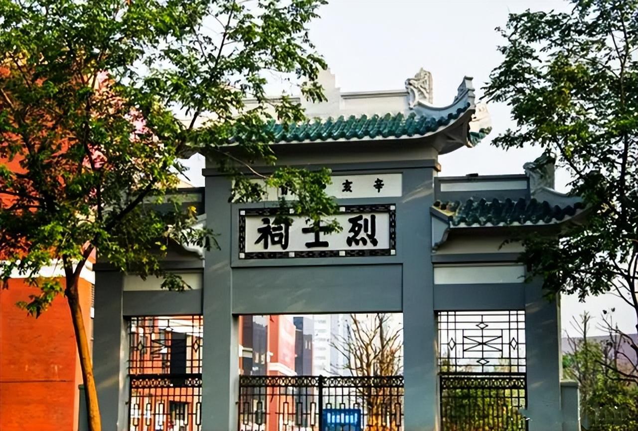 烈士祠牌坊与后方博物馆同框