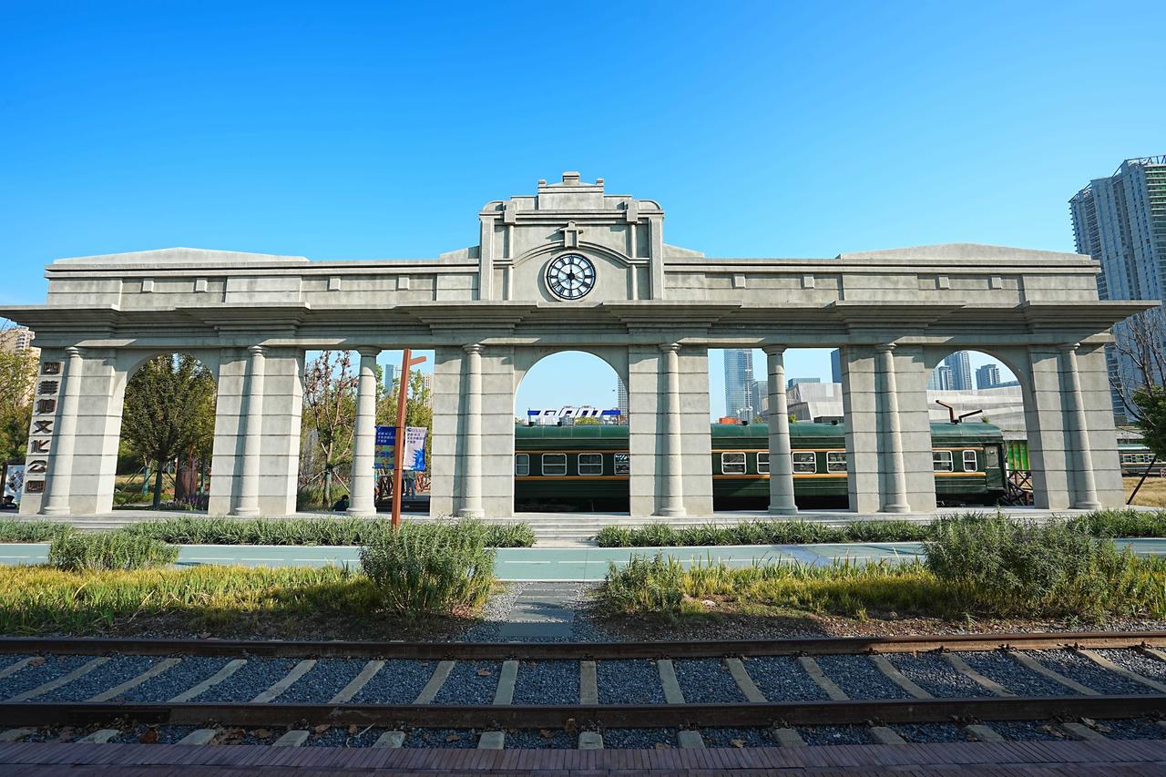 四美塘铁路遗址文化公园中的老铁轨和龙门吊