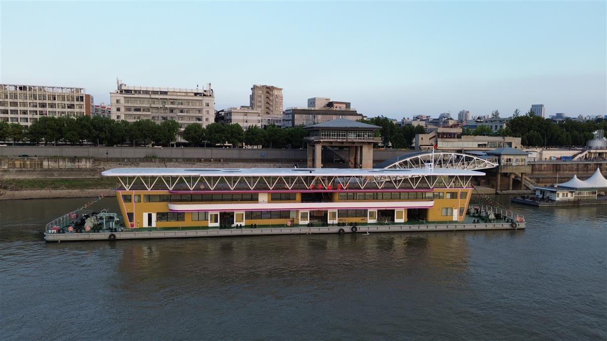 轮渡停靠码头,背景是武汉城市天际线
