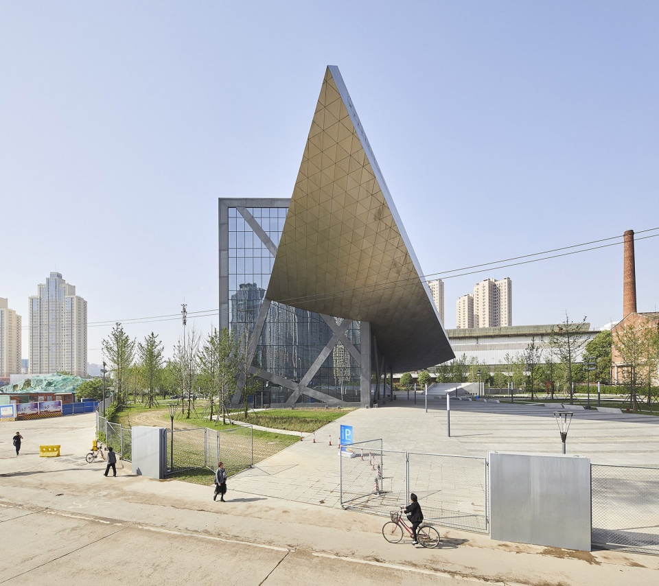 博物馆建筑另一角度：全钢结构与飞檐造型