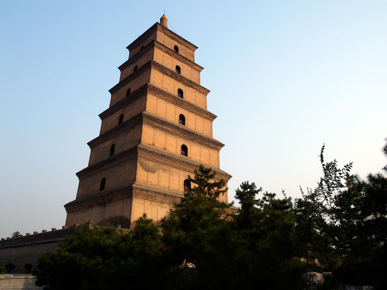 大雁塔正面全景，七层方形砖塔层层收分