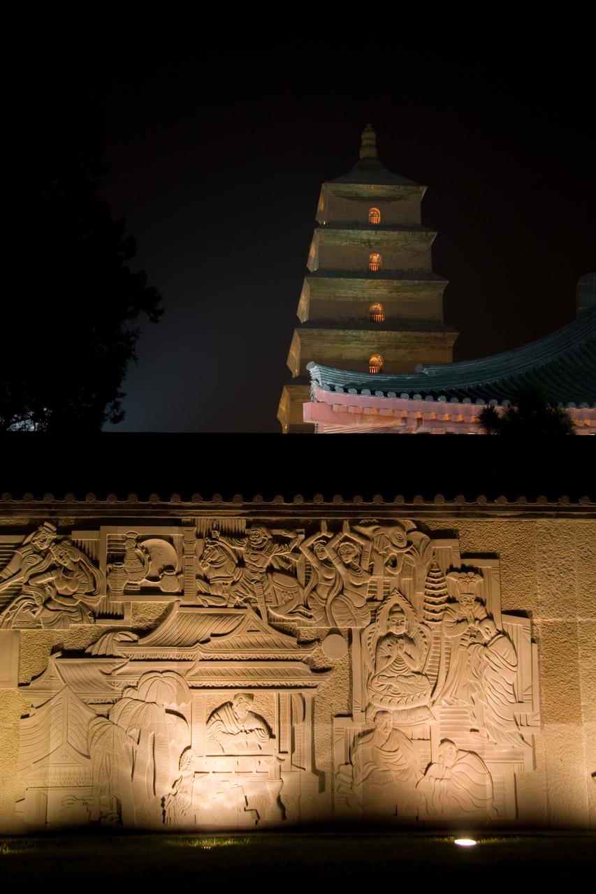 大雁塔侧面，可见每层拱券门洞和砖仿木斗拱