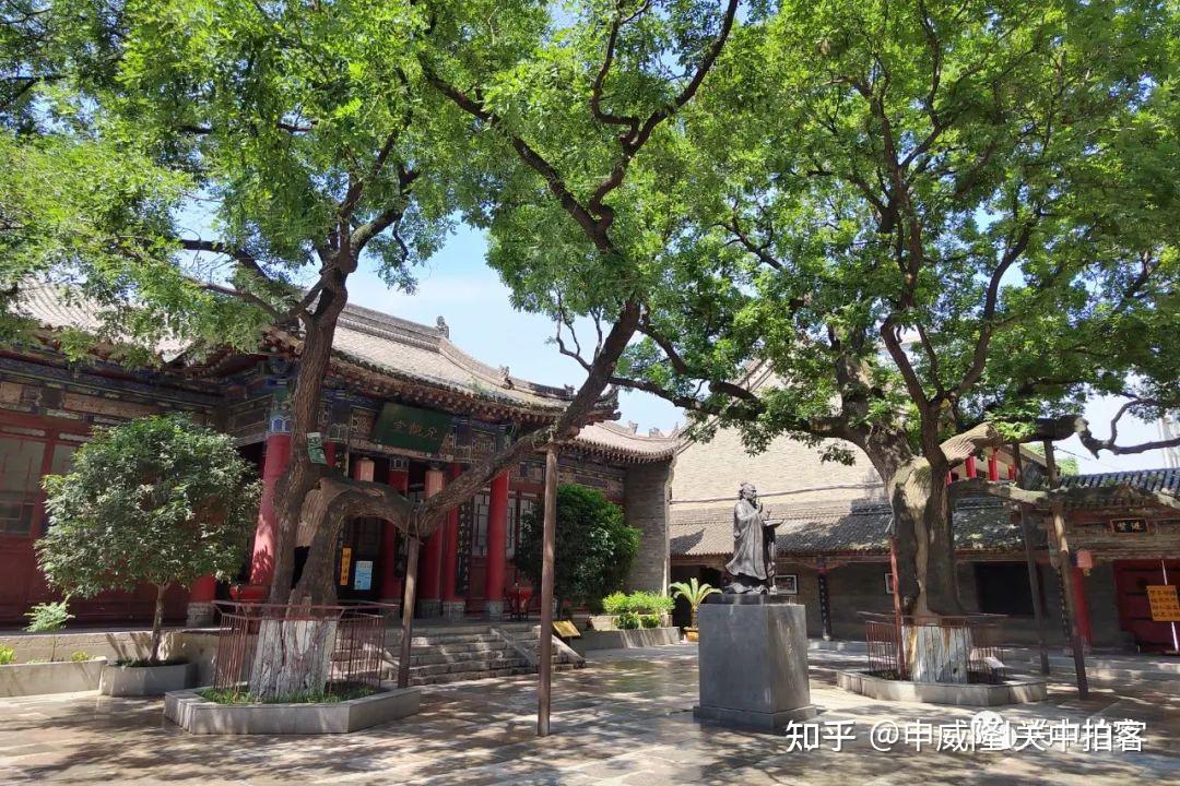 关中书院院内建筑，传统木构与绿树掩映