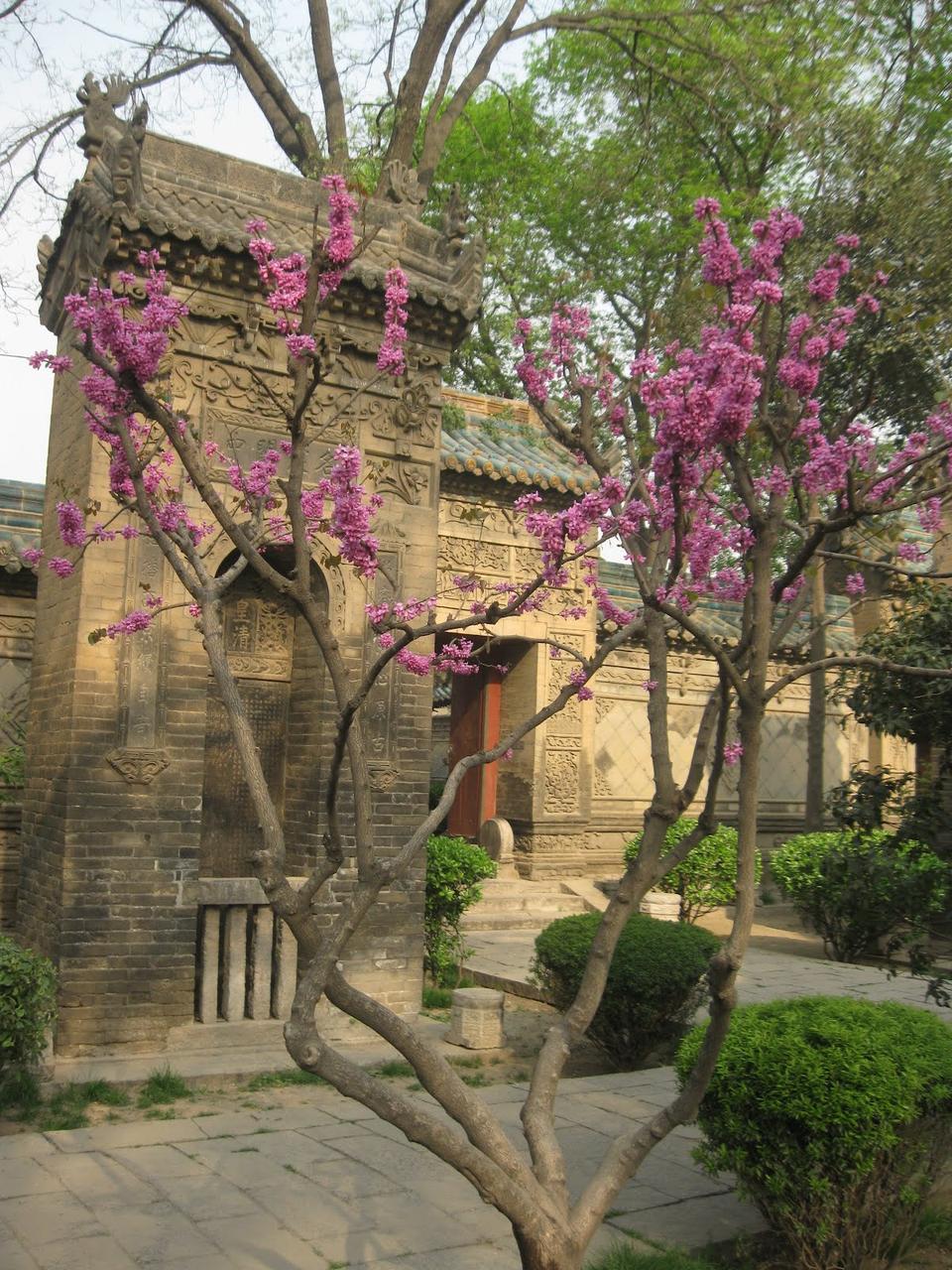 第二进院石牌坊，额枋刻"天监在兹"四字