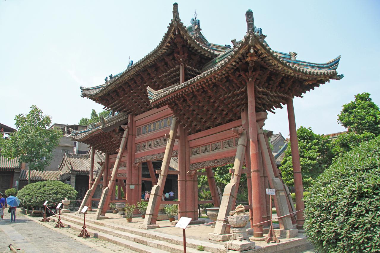 第一进院落的明代木牌楼,三间四柱、重檐歇山顶