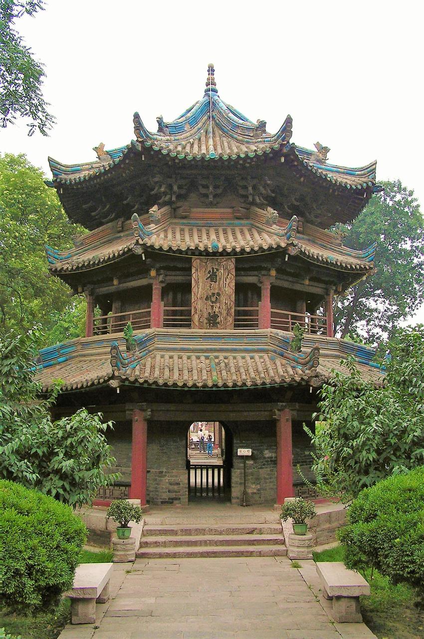 省心楼，三层八角攒尖顶中国楼阁式宣礼塔