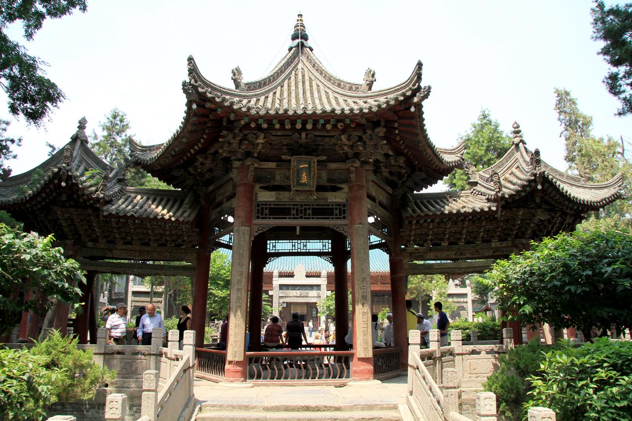 化觉巷清真大寺庭院，中式牌坊和园林布局清晰可见