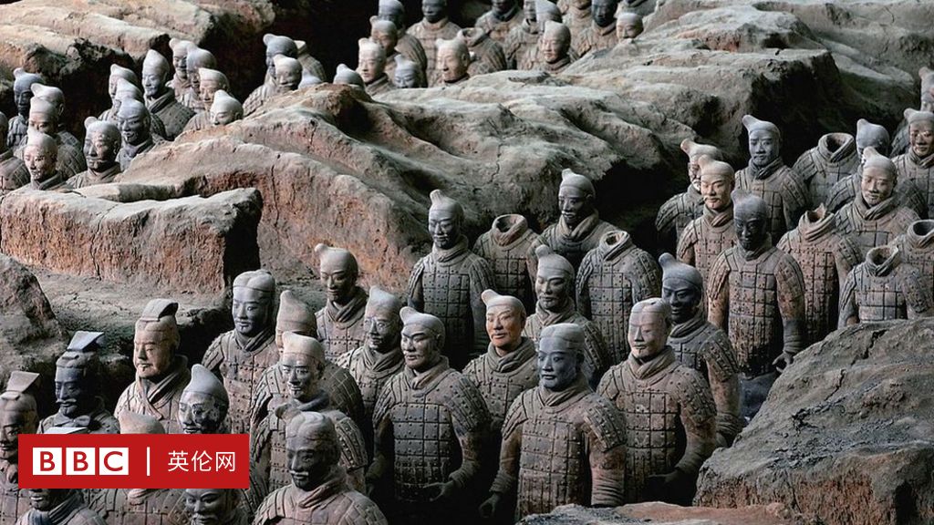 兵马俑一号坑局部出土陶俑，修复中的彩绘残迹尚存