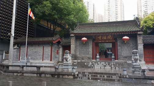 罔极寺山门（2025年），三道门并立，朱红院墙在居民楼间显得格外醒目