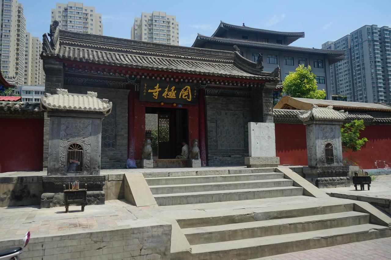 罔极寺夏季院落全景，可见钟鼓楼和大雄宝殿的布局关系