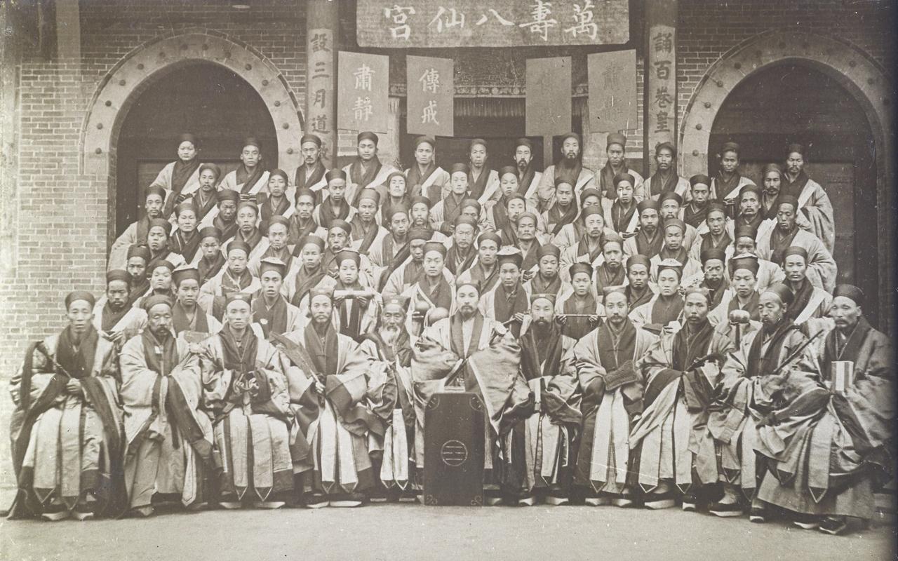 清末八仙宫道士合影，梅荫华摄于1910-1911年