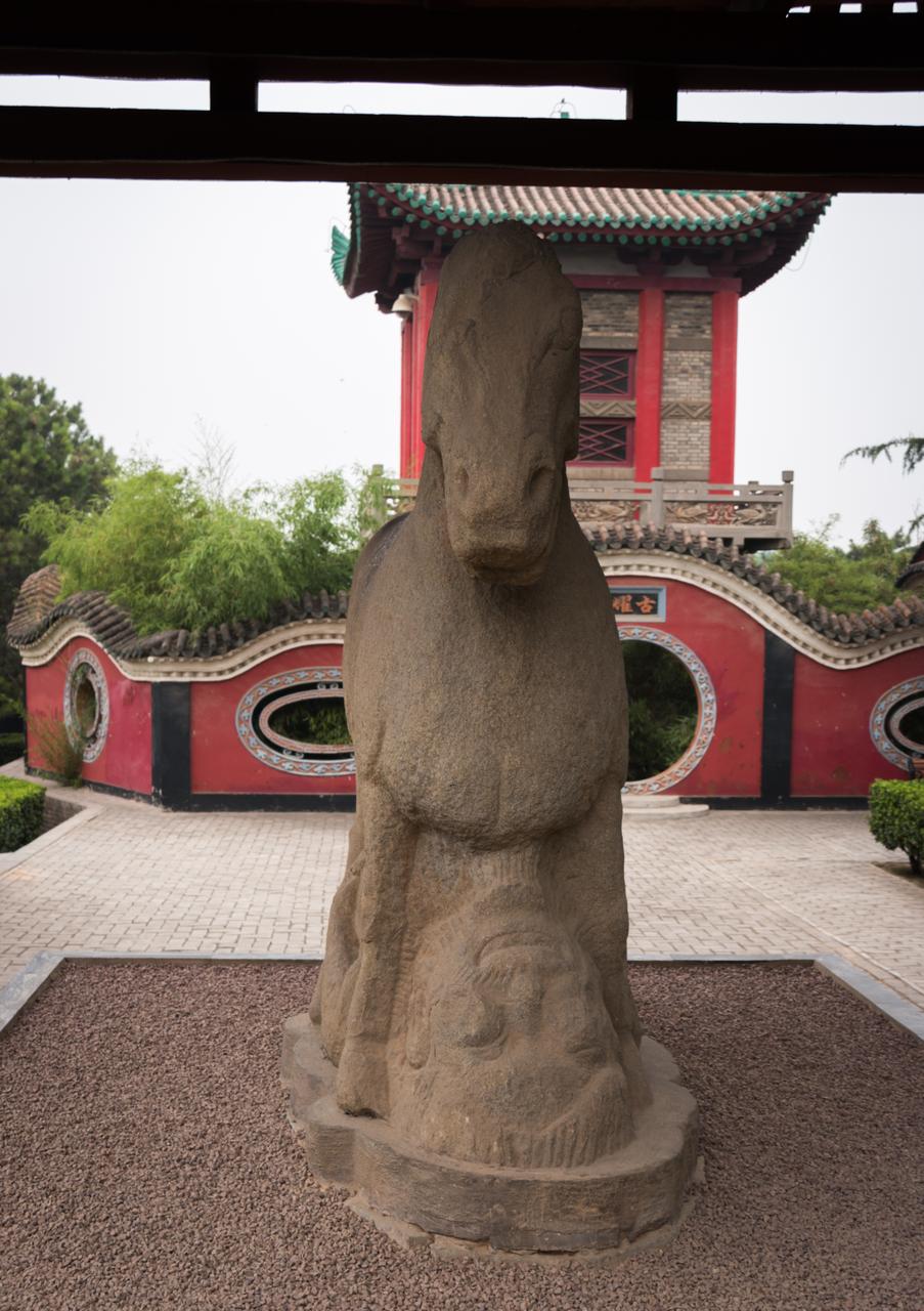 马踏匈奴石雕：战马昂首挺立，腹下压着一名仰面挣扎的匈奴武士