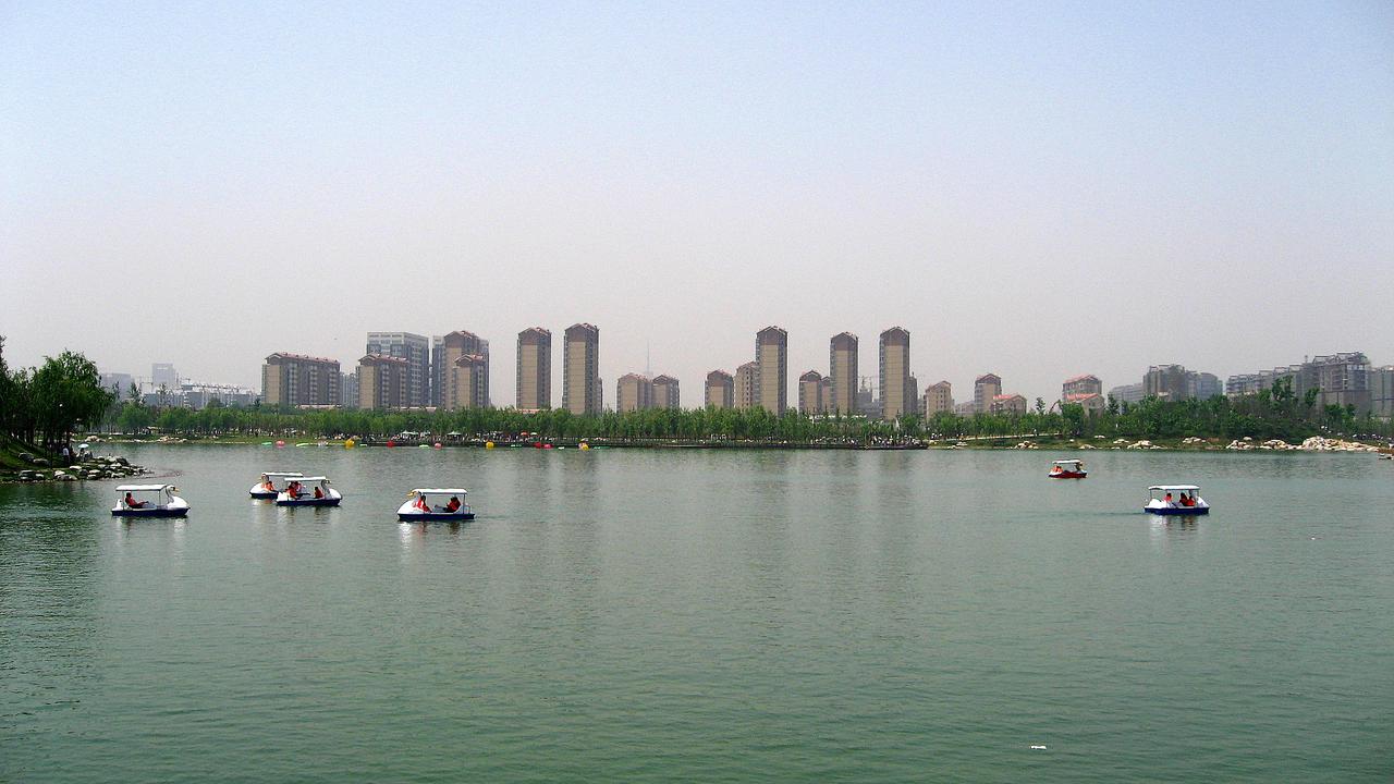 公园内的水域与建筑
