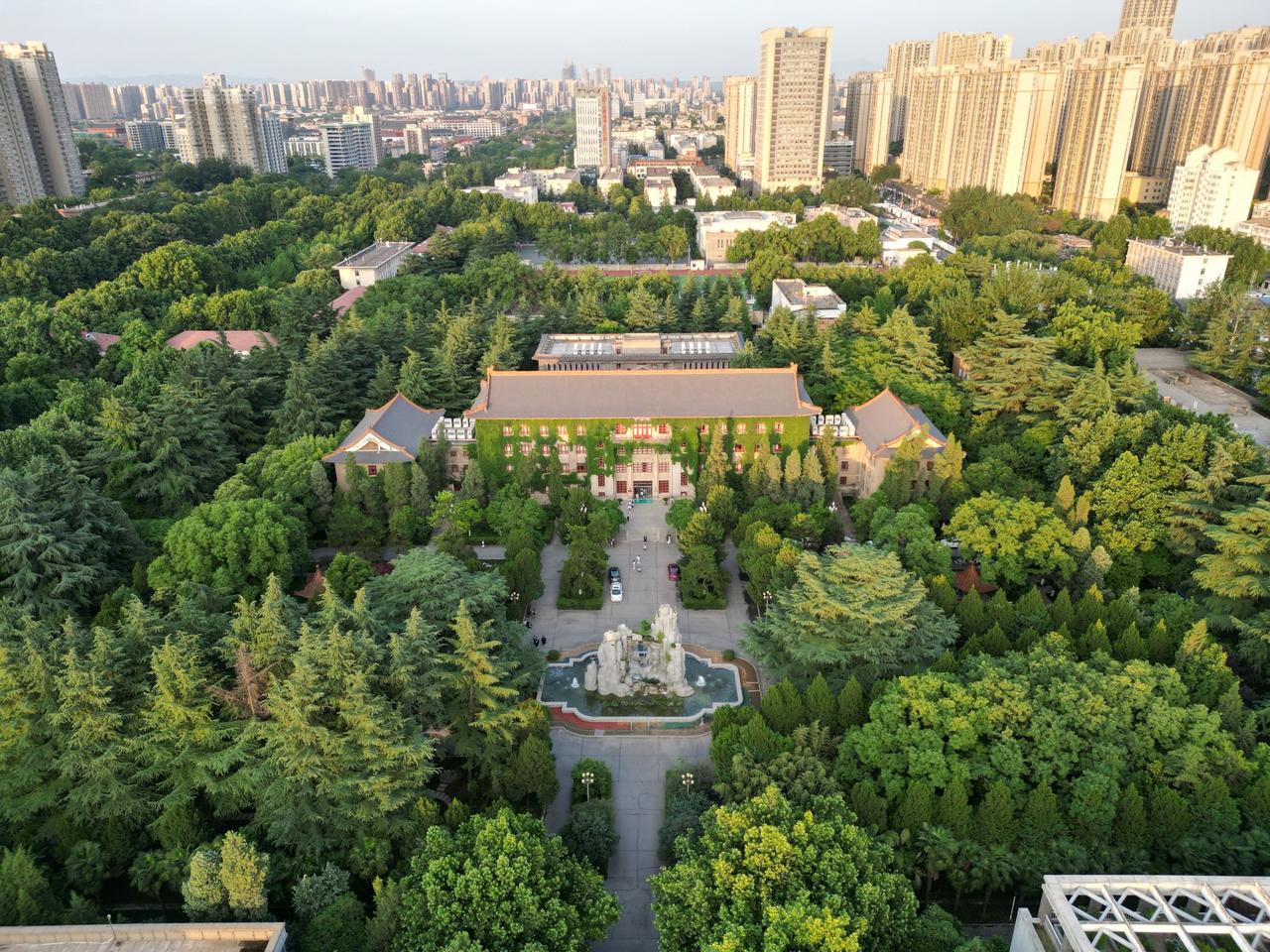 陕西师范大学雁塔校区航拍，中轴线布局与茂密绿化