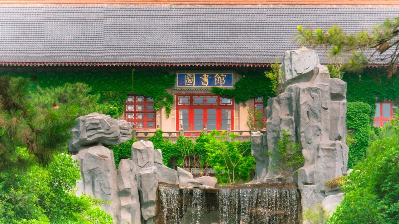 陕师大雁塔校区图书馆前的园林景观，假山流水与传统建筑融为一体